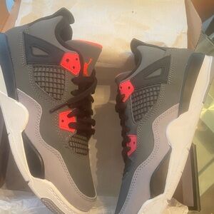 Jordan’s 4 Retro (PS) size 1.5 Youth